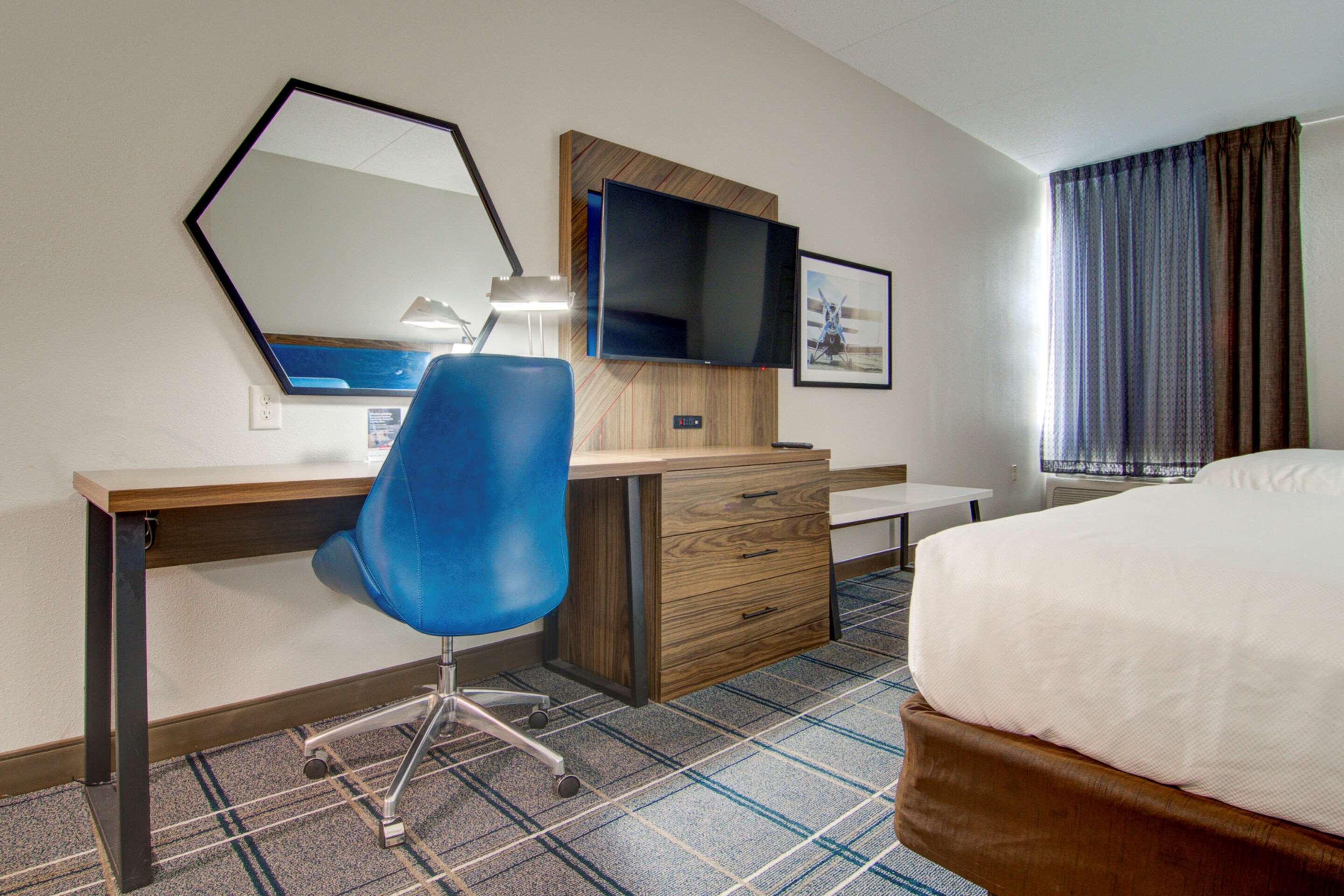 Comfort Suites Newport News Airport מראה חיצוני תמונה