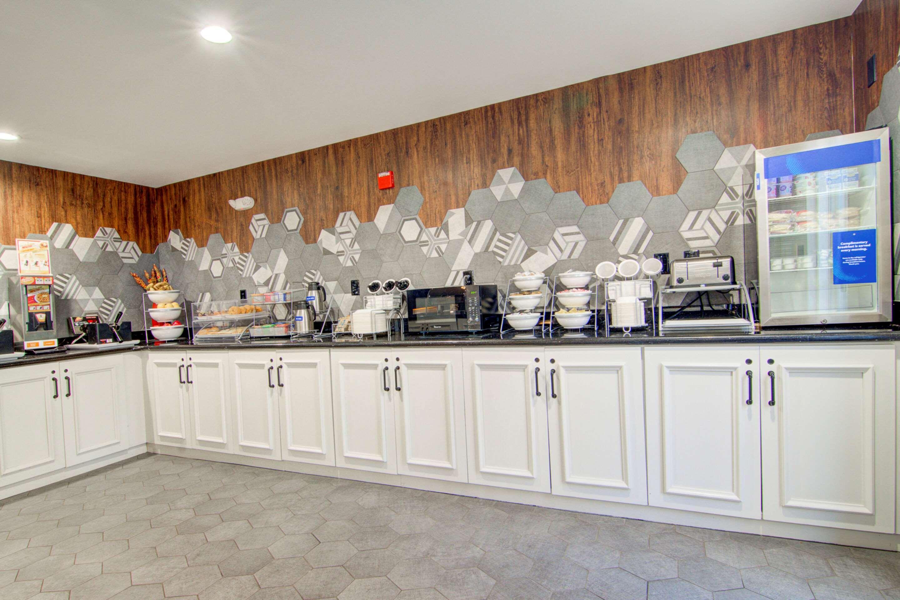Comfort Suites Newport News Airport מראה חיצוני תמונה