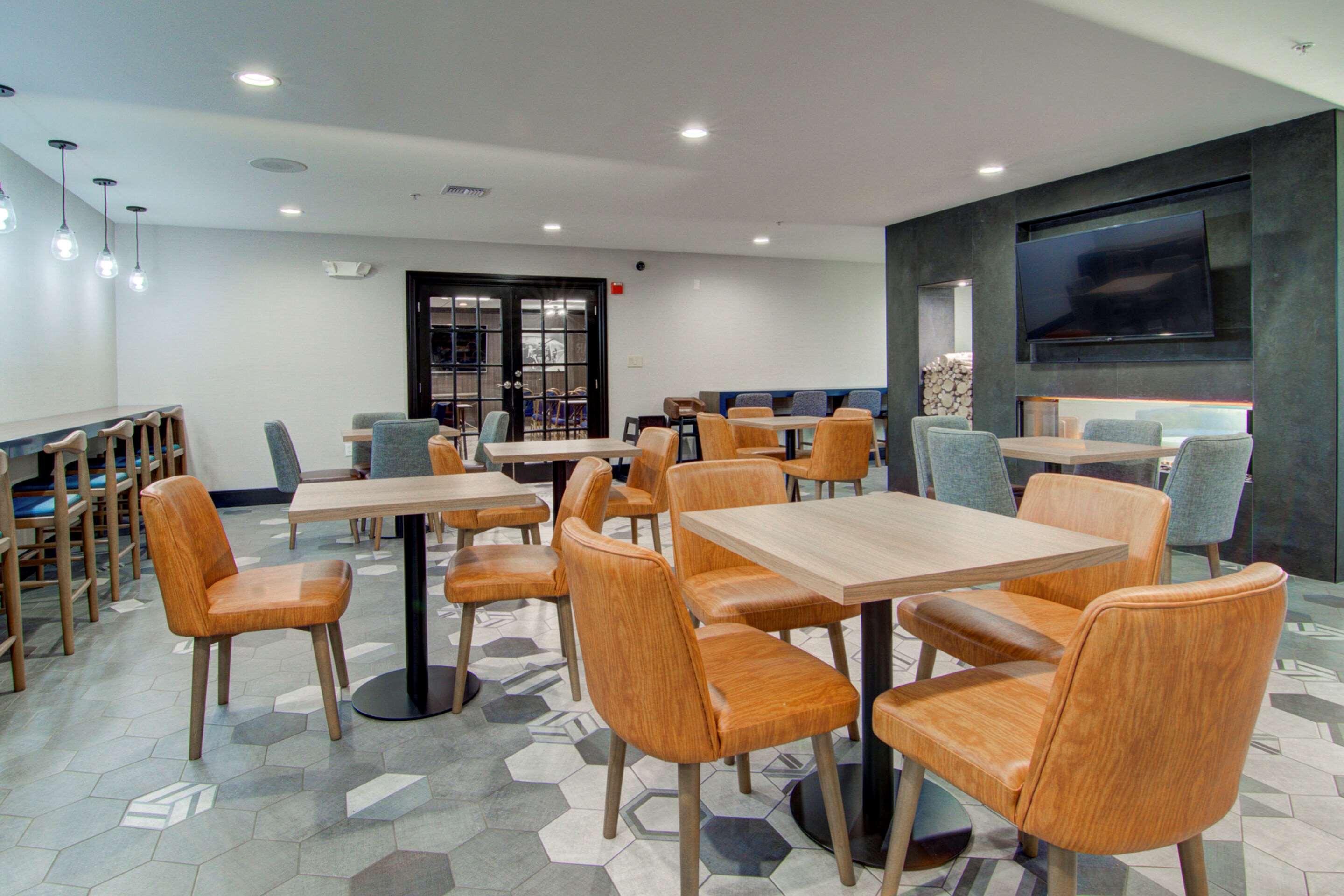 Comfort Suites Newport News Airport מראה חיצוני תמונה