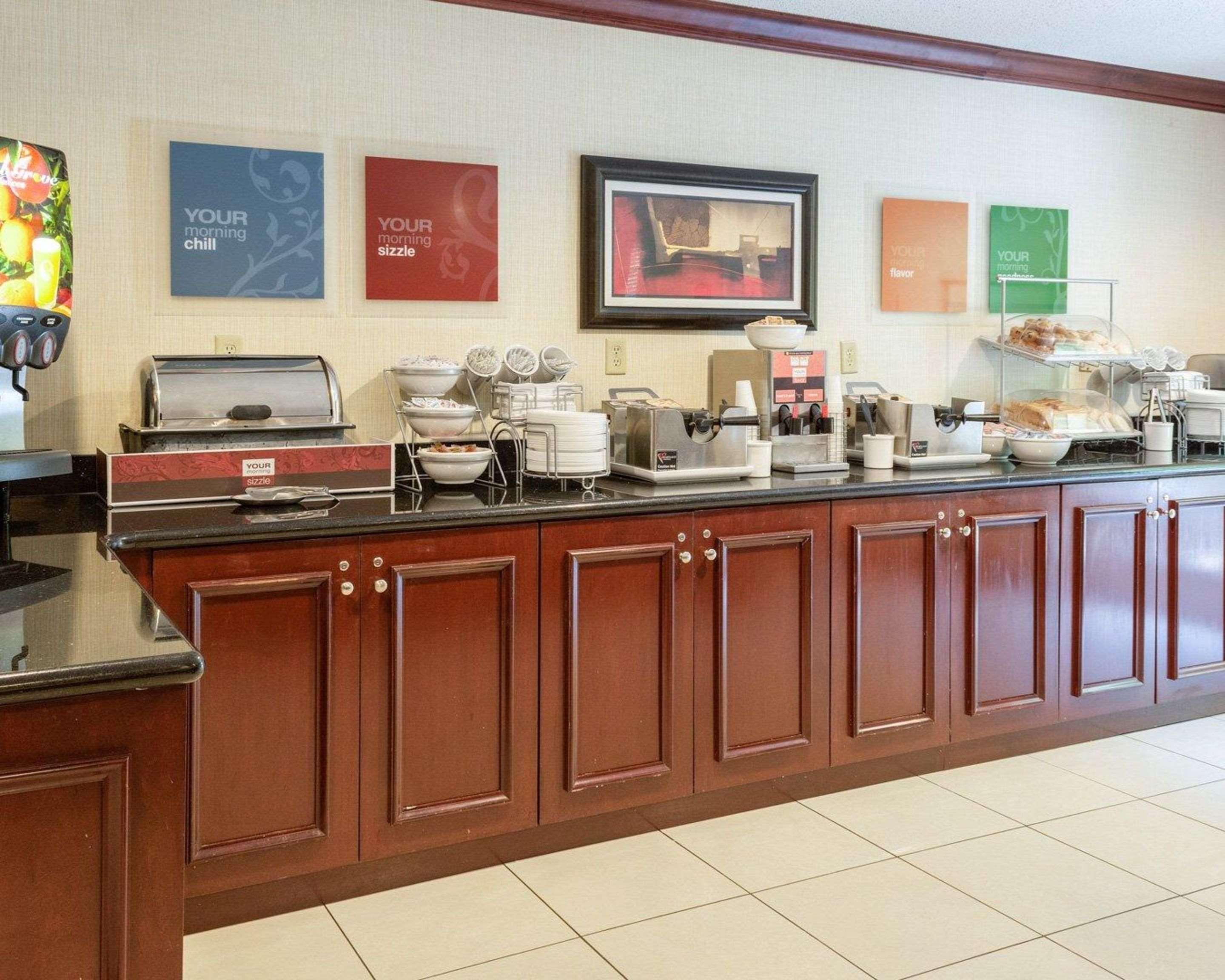 Comfort Suites Newport News Airport מראה חיצוני תמונה