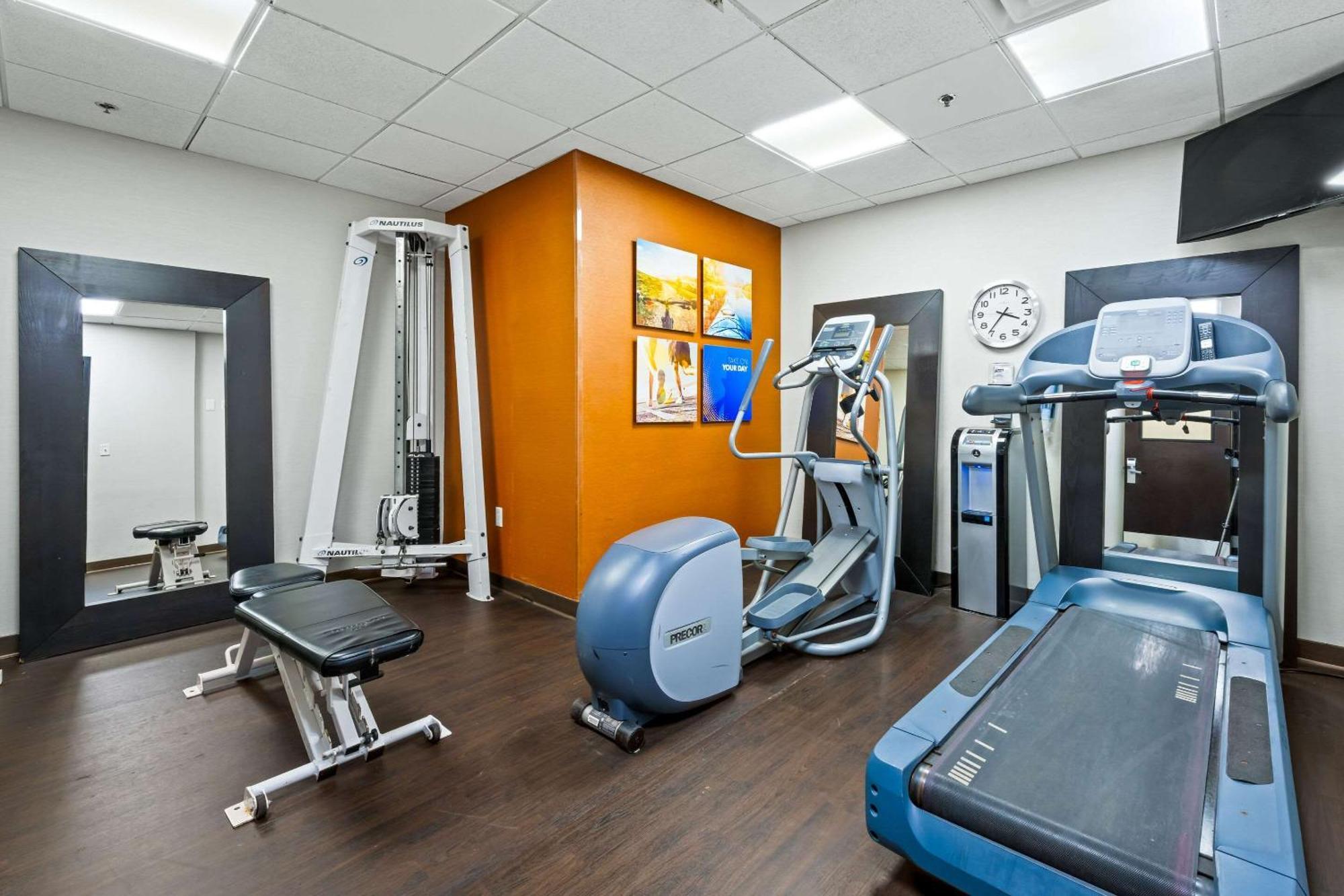Comfort Suites Newport News Airport מראה חיצוני תמונה